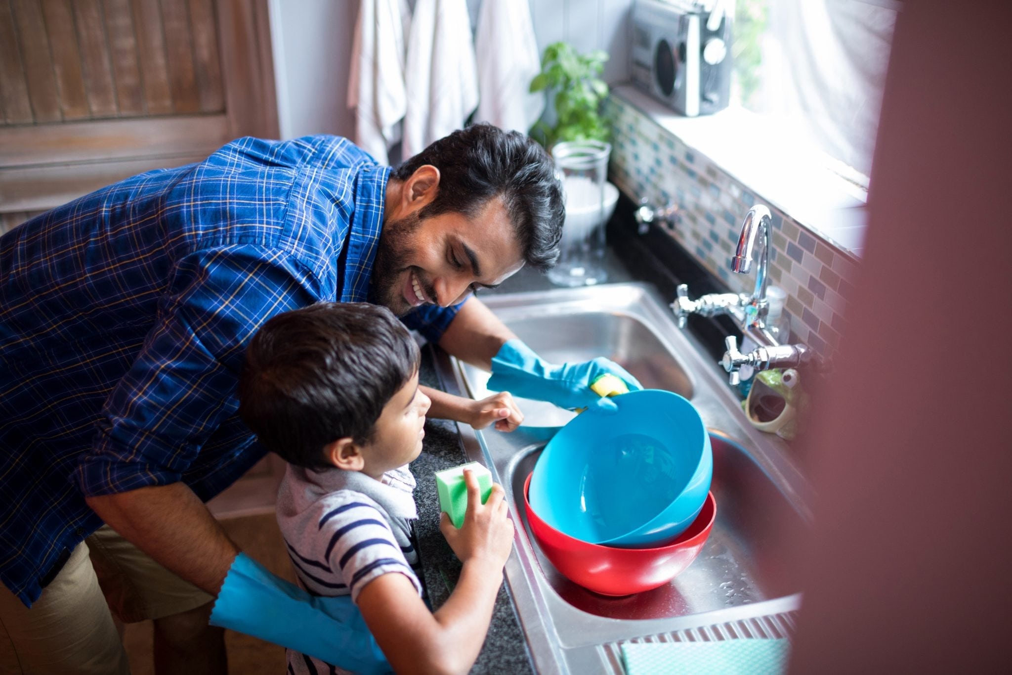 Семья моет посуду. Ребенок помогает по дому. Папа моет посуду. Ребенок моет посуду. Мытье посуды.